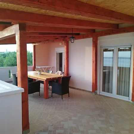 In Rtina Mit Garten, Terrasse Und Grill Apartment Ražanac