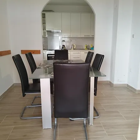 In Rtina Mit Garten, Terrasse Und Grill *