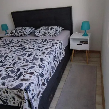 In Rtina Mit Garten, Terrasse Und Grill Apartment Razanac