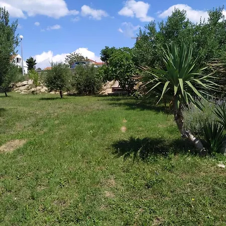 In Rtina Mit Garten, Terrasse Und Grill Apartment Ražanac